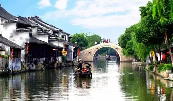 旅游特色小镇：突破建造模式的小镇思维