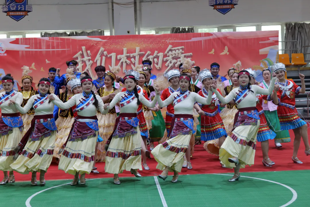 村超、村ba之后，“村舞”登台